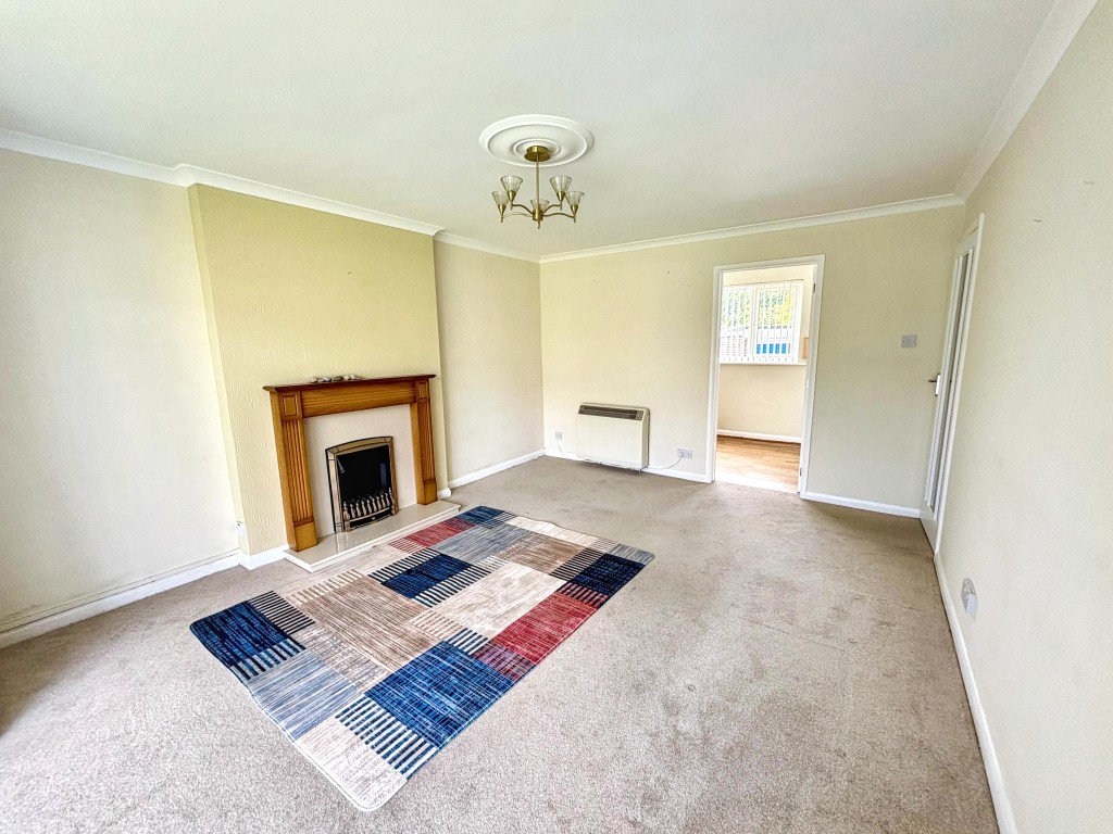 Lot: 120 - TWO-BEDROOM GROUND FLOOR FLAT WITH GARAGE CLOSE TO THE SEAFRONT - Reverse View of the Living Room